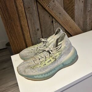 YEEZY ALIEN GREEN - worn